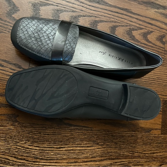 Anne Klein gray flats - Picture 6 of 8